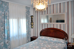 Dormitorio clásico: colcha, cortinas y entelado de pared. • <a style="font-size:0.8em;" href="http://www.flickr.com/photos/67662386@N08/15023932053/" target="_blank">View on Flickr</a>