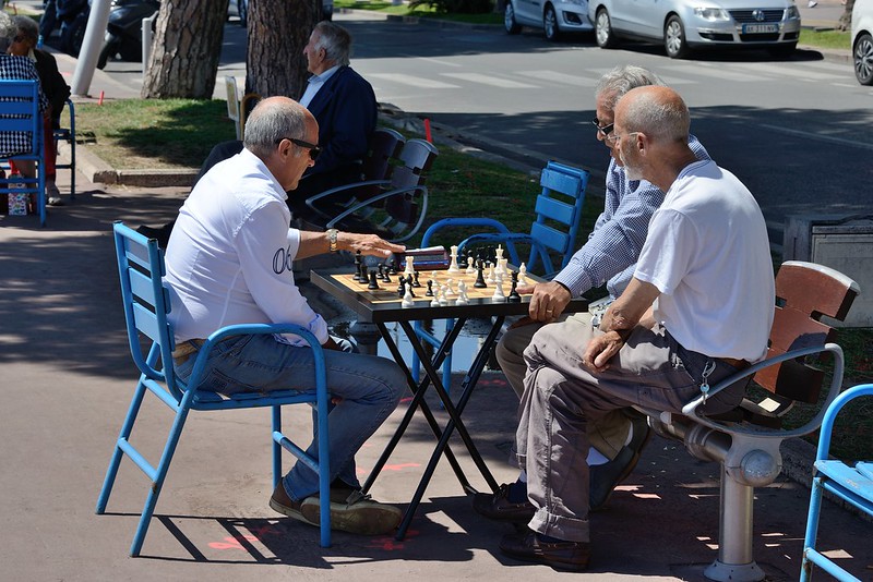 1146-20160524_Cannes-Cote d'Azur-France-game of chess being played on Boulevard de la Croisette<br/>© <a href="https://flickr.com/people/25326534@N05" target="_blank" rel="nofollow">25326534@N05</a> (<a href="https://flickr.com/photo.gne?id=32447406303" target="_blank" rel="nofollow">Flickr</a>)