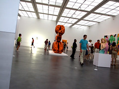 Balloon Dog by Koons from afar • <a style="font-size:0.8em;" href="http://www.flickr.com/photos/34843984@N07/14919259994/" target="_blank">View on Flickr</a>