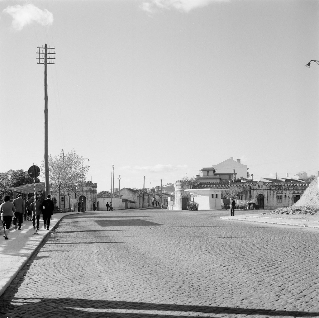 Portas de Benfica e posto de Polícia de Viação e Trânsito, Lisboa (A. Madureira, 1961)