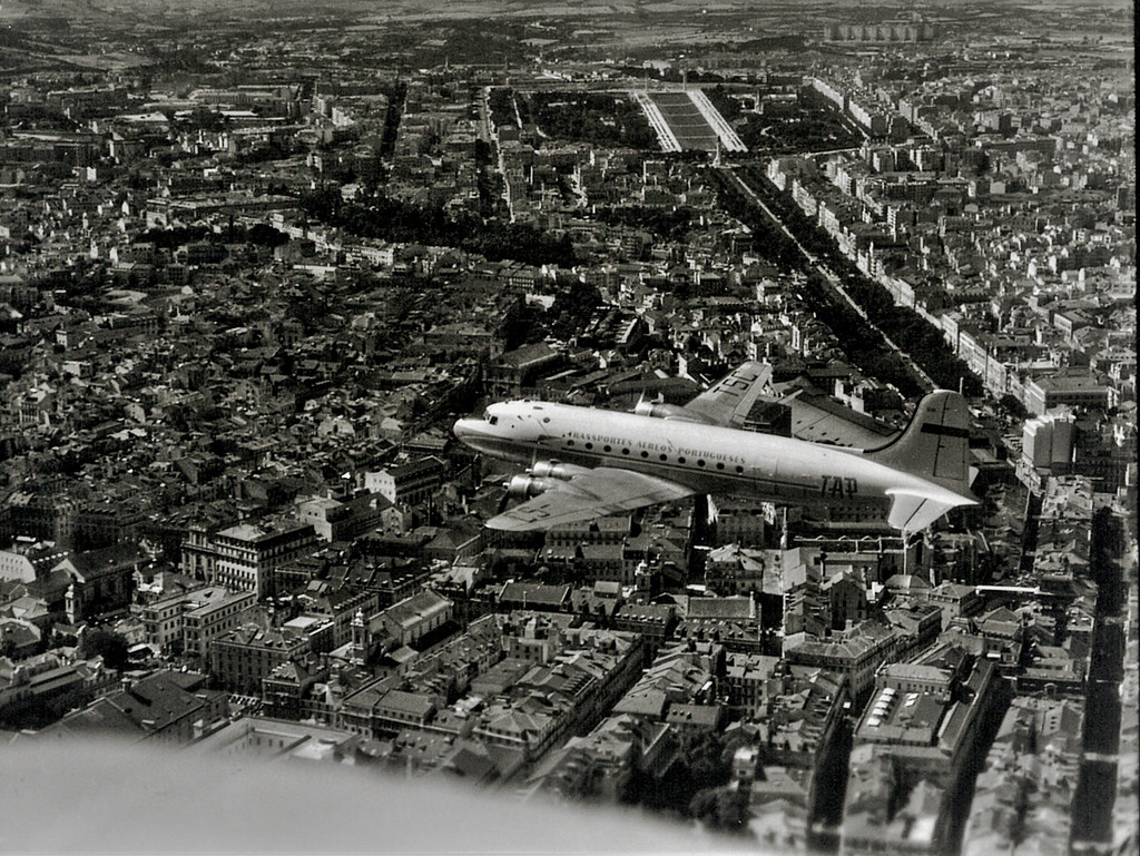 DC-4 Skymaster da T.A.P. sobre Lisboa (A. n/ id., 1955-60) 