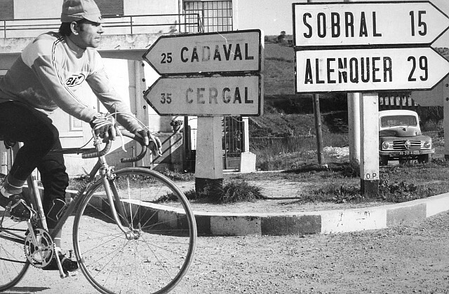 Joaquim Agostinho em treino durante a Volta a Portugal  em Bicicleta de 1973. Foto d' «A Capital», in «Desenvolturas e Desacatos»