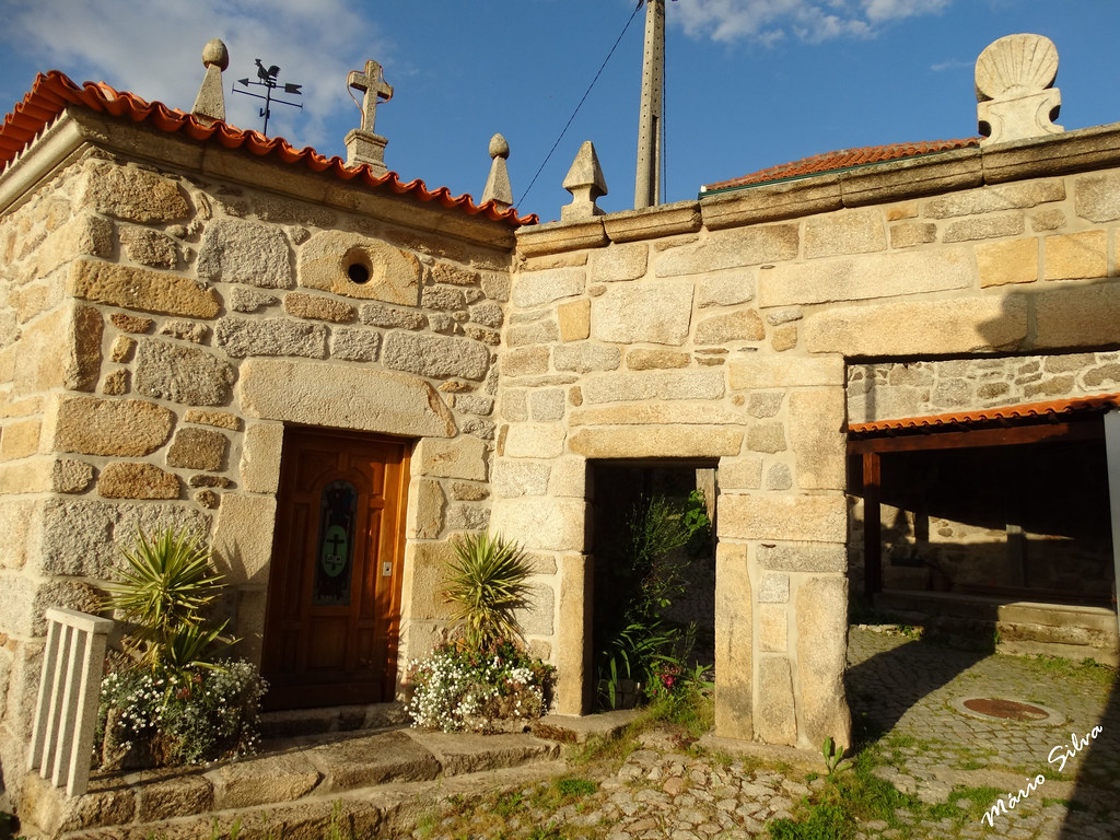 Águas Frias (Chaves) - ... pórtico e capela de "Nª Srª dos Prazeres" ...